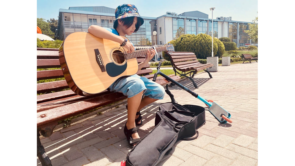 Юный гитарист исполнил любимые мелодии на улице
