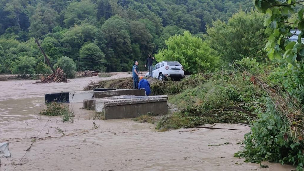 Бурными потоками воды в Сочи смыло как минимум два автомобиля, в которых находились. Утром 24 июня спасатели обнаружили один из них