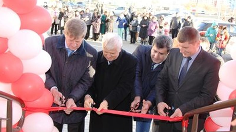 Первое фото Андрея Алексеенко в должности заместителя губернатора Краснодарского края, опубликованное на сайте администрации региона. Декабрь 2015 года: вице-губернатор на торжественной церемонии вручения ключей жителям поселков Ильский и Черноморский, переехавшим из аварийного жилья в специально построенную для них в Афипском современную многоэтажку
