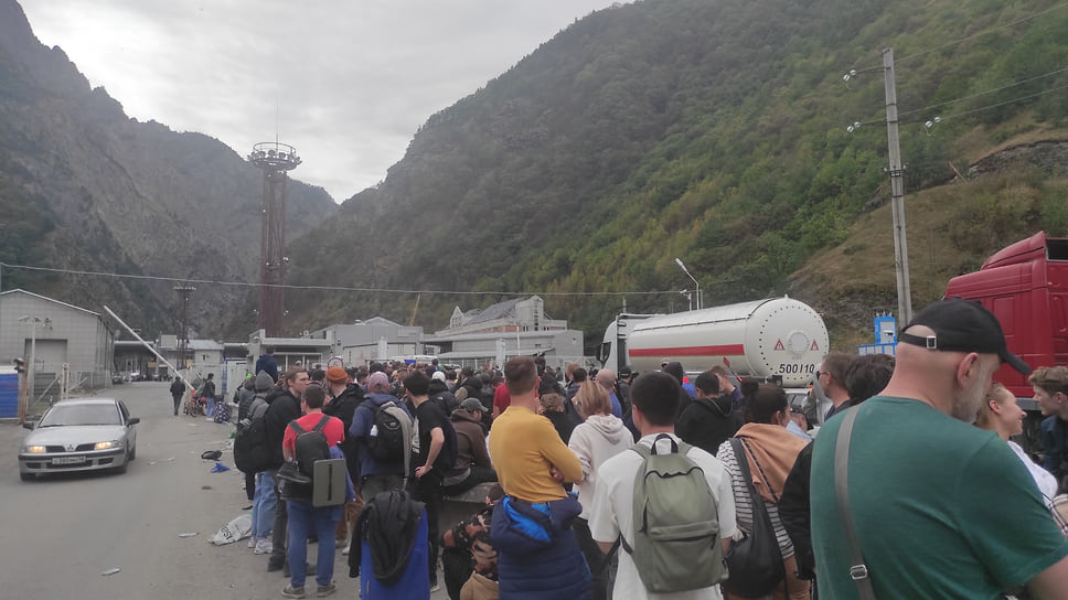 По словам корреспондента «Ъ-Кубань», эмоциональная обстановка среди желающих выехать в Грузию максимально напряжена, часто случаются словесные конфликты. Для контроля обстановки на границу прибыл БТР с российскими военнослужащими
