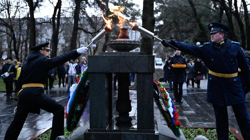 На Площади Героев от Огня Вечной Славы зажгли два факела. Один из них отправляется в село Южная Озереевка, где держал оборону основной десант. Второй — к мемориалу «Малая земля».
