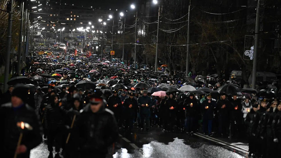 Вслед за бронетранспортером идет многотысячная колонна людей. По подсчетам властей, в этом году число участников приблизилось к 50 тыс.
