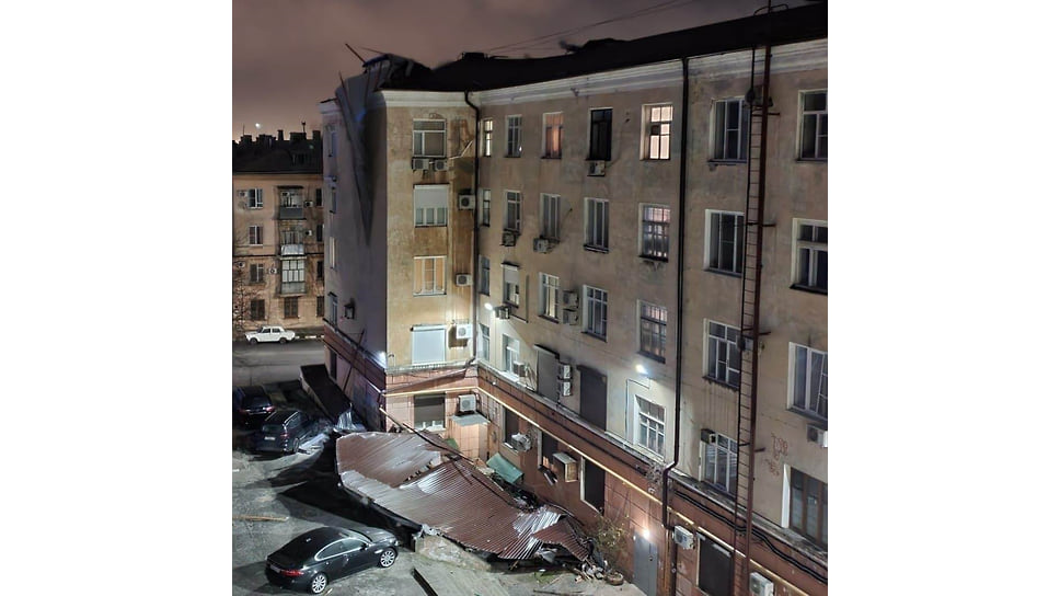 По данным властей Новороссийска, из-за сильного ветра в городе повреждены 13 кровель.
