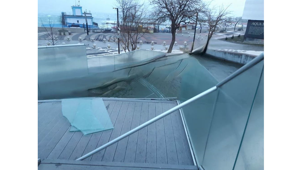 В парке Фрунзе в центре Новороссийска рухнул стеклянный мост.
