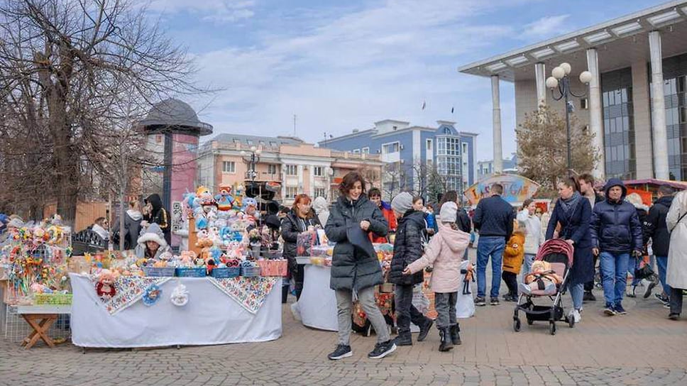 На Пушкинской площади горожане празднуют Масленицу
