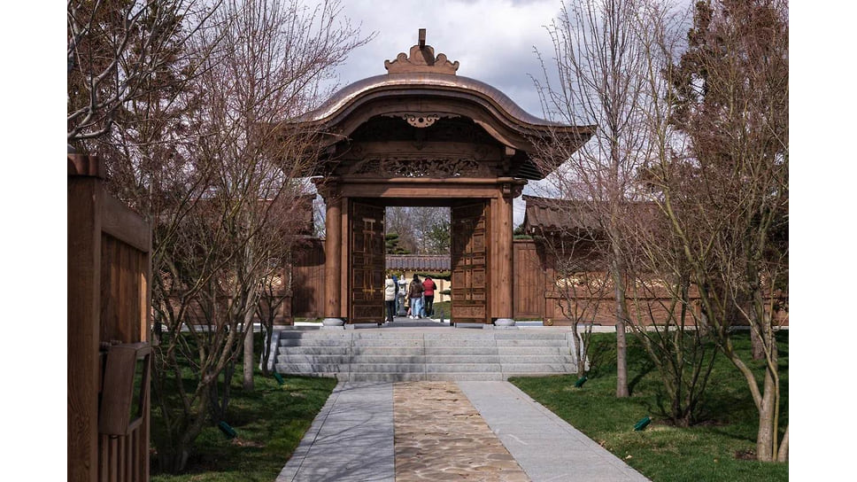Открытие Японского сада в парке «Краснодар» прошло тихо, без анонса и пафоса — объявление о начале его работы просто появилось рано утром 30 марта в соцсетях.
