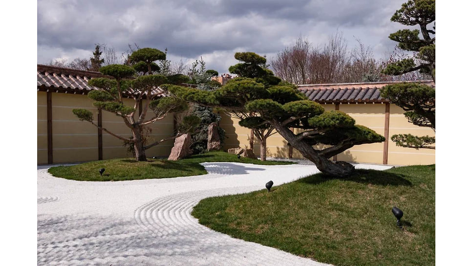 В Японском саду растут более 13 тыс. деревьев и кустарников , а также почти 300 тыс. цветов.
