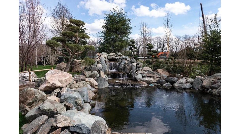 На территории Японского сада создано большое количество искусственным водоемов и водопадов.
