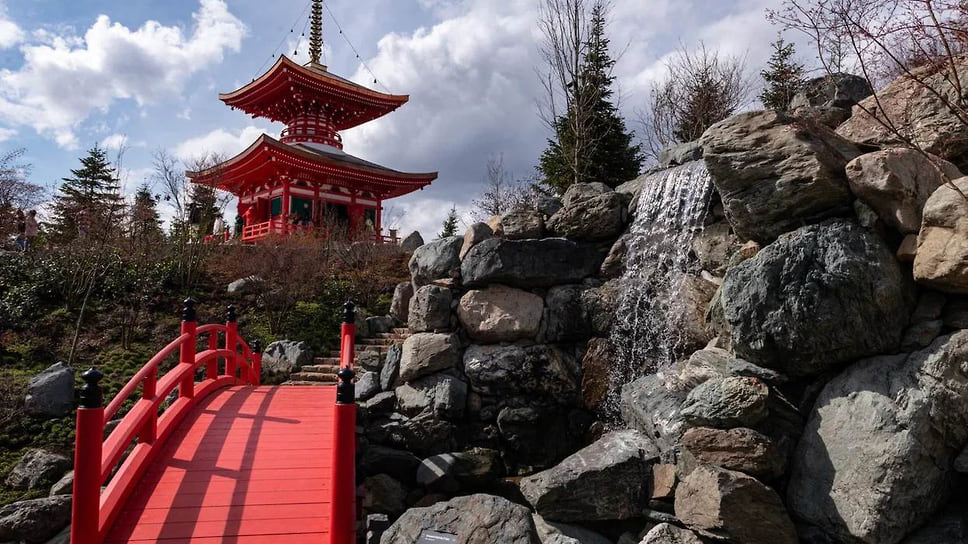 Пагода Тахото — символизирует в саду здание буддийского храма.

