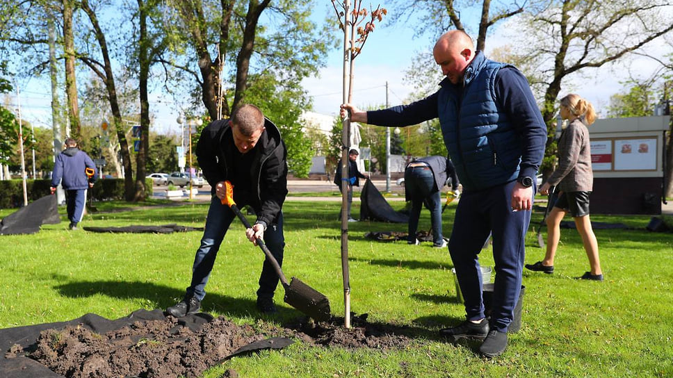 Евгений Наумов присоединился к субботнику в Городском саду