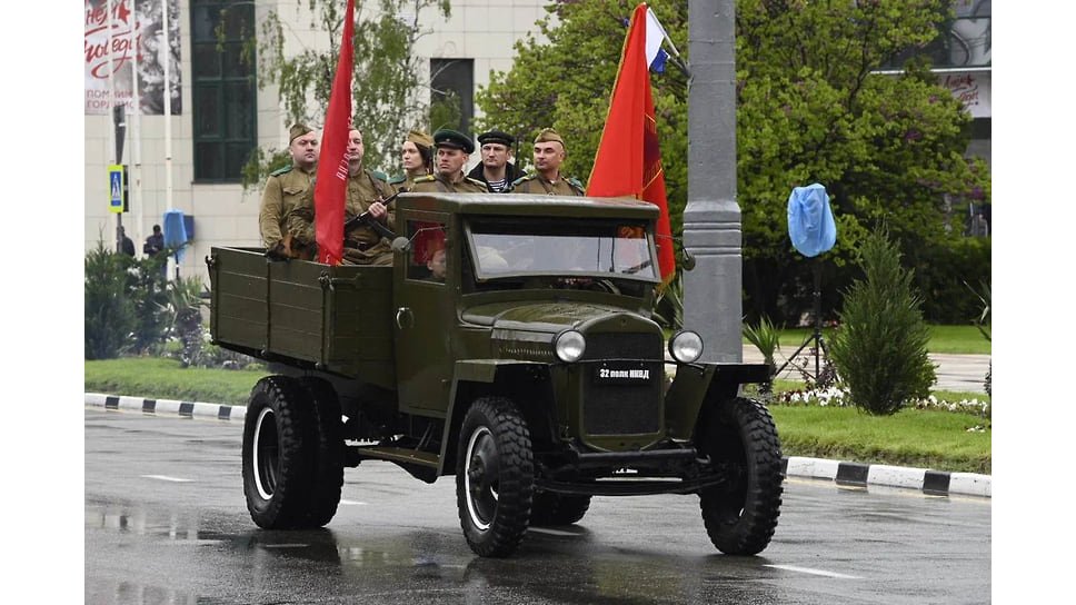 В составе ретроколонны — автомобиль ГАЗ-АА (военная полуторка), мотоциклы времен Великой Отечественной войны и УАЗы
