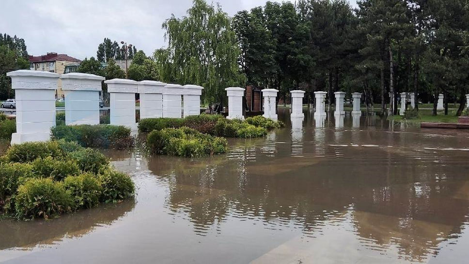 В Армавире из-за ливней подтопило 70 домовладений, в 20 домов заходила вода. Обвалился канализационный коллектор. Из-за аварии полностью перекрыли движение автотранспорта по улице Шоссейной. Муниципальные власти объявили в городе режим ЧС. В ночь с 4 на 5 июня спецтехника полностью откачала воду из десяти домов. На утро 5 июня в городе продолжала работать спецтехника и около 60 человек личного состава
