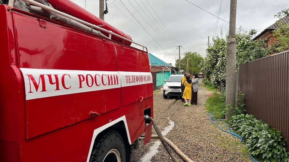 В Гулькевичском районе 4 июня, во время ливня было подтоплено несколько придомовых территорий в трех населенных пунктах. Но угроз безопасности жителей не было. Люди оставались на своих местах. Как сообщили в управлении по делам ГО и ЧС администрации района, последствия разгула стихии почти полностью ликвидированы
