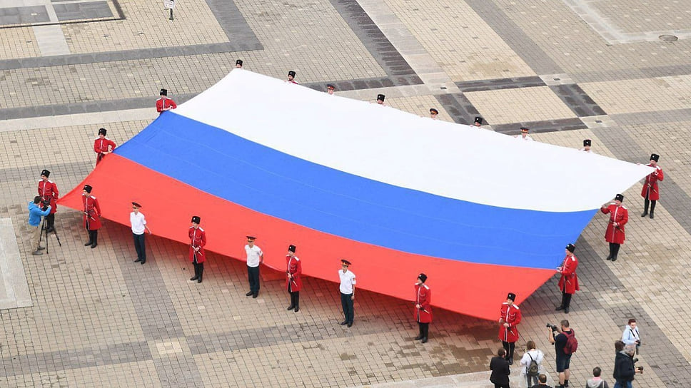 В Краснодаре развернули государственный флаг и знамя «Zа наших»