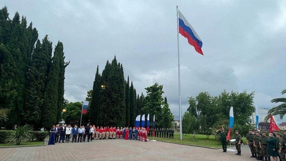 В Сочи церемонии поднятия флага РФ прошли во всех районах города. В Лазаревском она состоялась на площади Центра национальных культур. Затем участники акции с флагами прокатились на самом большом колесе обозрения. Российский триколор также подняли в акватории Черного моря
