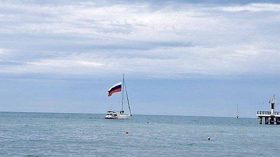 В Сочи церемонии поднятия флага РФ прошли во всех районах города. В Лазаревском она состоялась на площади Центра национальных культур. Затем участники акции с флагами прокатились на самом большом колесе обозрения. Российский триколор также подняли в акватории Черного моря
