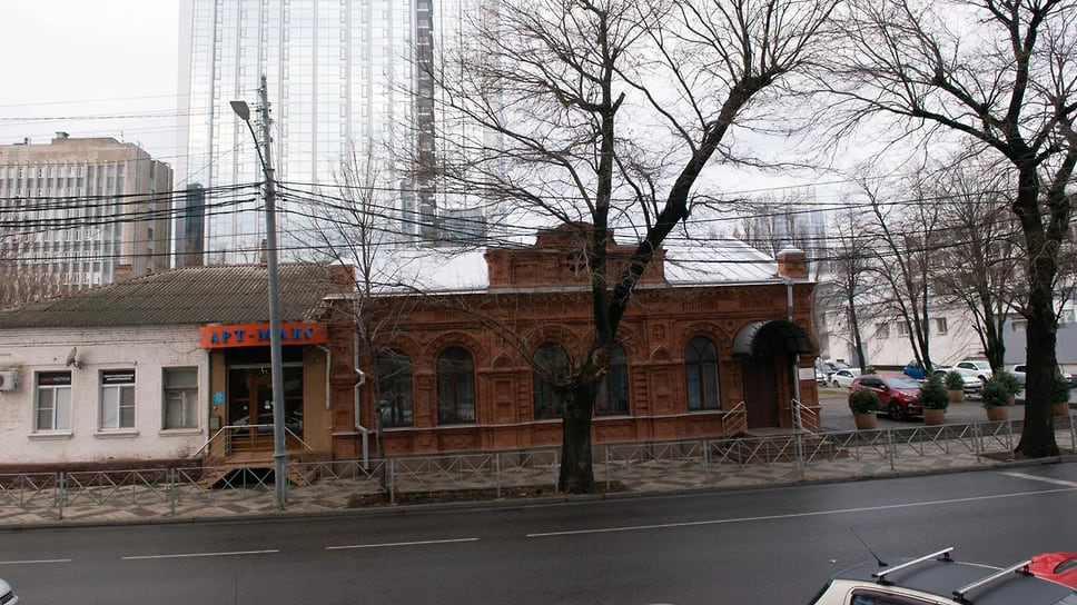 Один из жилых домов на улице Красноармейской. Памятник архитектуры
