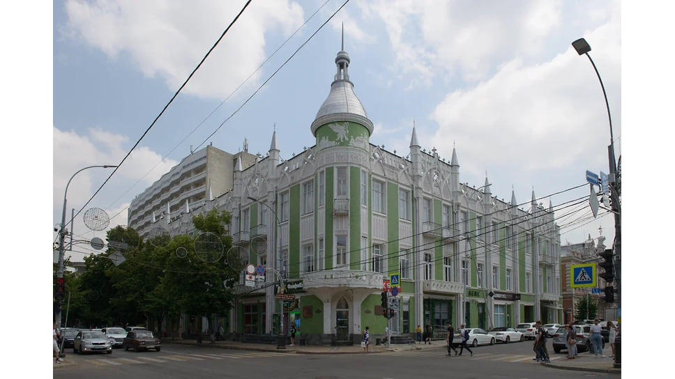 Бывшее здание гостиницы «Централь». Принадлежало братьям Богарсуковым. Именно на нем вывешивалось красное знамя при освобождении Краснодара от немецко-фашистских захватчиков
