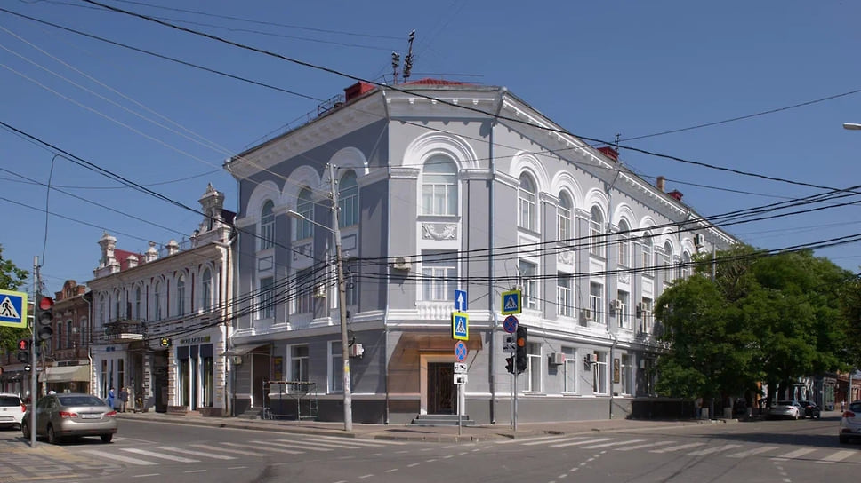 Здание культурных центров на пересечении Красноармейской и Карасунской

