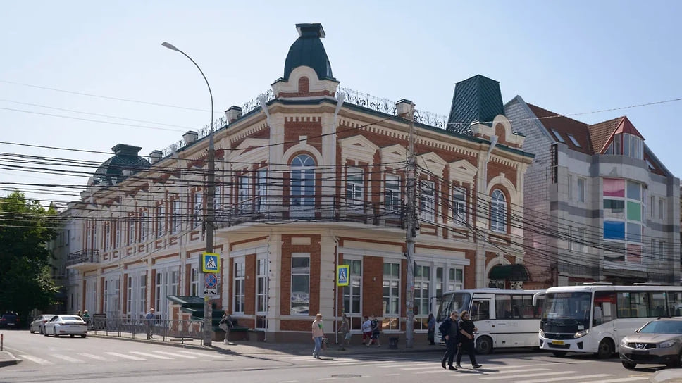 Дом кубанской журналистики построили более 100 лет назад. Долгое время здание находилось в аварийном состоянии. Его реконструировали в январе 2023 года
