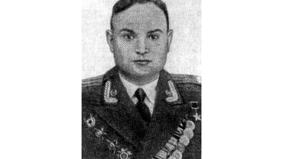 Авакян Грант Арсенович (1924-2017). Комсорг 1-го стрелкового батальона 1054-го стрелкового полка 301-й стрелковой Сталинской ордена Суворова 2-й степени дивизии. Лейтенант. Звание Героя Советского Союза присвоено 15 мая 1946 года