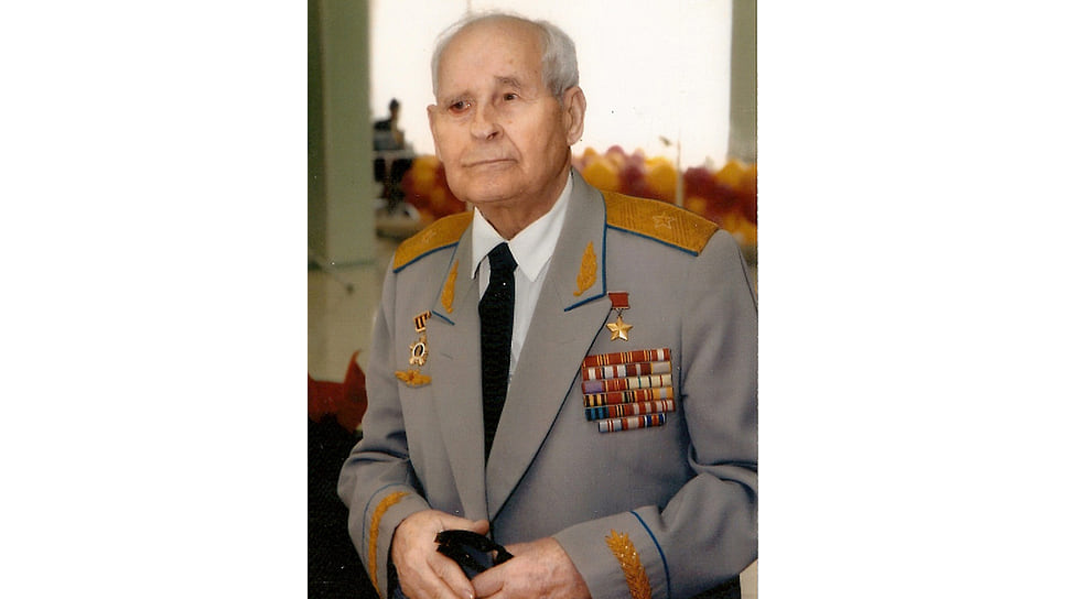 Жуган Николай Павлович (1917–2017). Командир звена 10-го Гвардейского авиационного полка 3-й Гвардейской авиационной дивизии. Совершил 312 боевых вылетов на разведку и бомбардировку военно-промышленных объектов противника. Звание Героя Советского Союза присвоено 19 августа 1944 года
