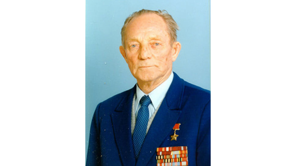 Назаренко Александр Константинович (1921–2010). Командир роты средних танков 40-й отдельной гвардейской танковой Чертковской Краснознаменной бригады. В боях за Берлин рота под его командованием захватила переправу через канал, овладела 12 кварталами города, уничтожила 3 танка, и 8 орудий противника. Звание Героя Советского Союза присвоено 31 мая 1945 года
