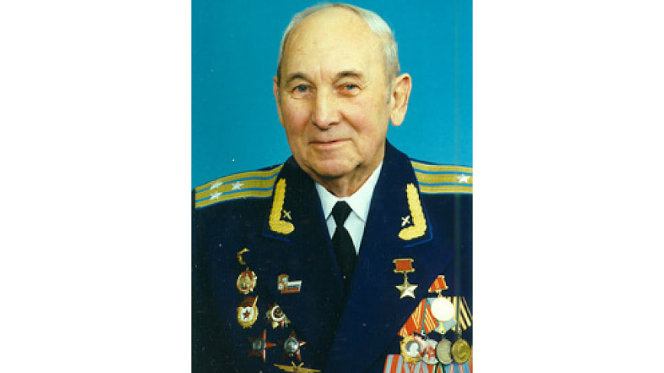 Поздняков Алексей Петрович (1918–2005). Штурман эскадрильи 125-го бомбардировочного авиационного полка дальнего действия. Лейтенант. Совершил 74 боевых вылета, уничтожив на аэродромах 37 самолетов противника. В воздушных боях огнем экипажа сбито 2 фашистских истребителя. Звание Героя Советского Союза присвоено 10 февраля 1943 года
