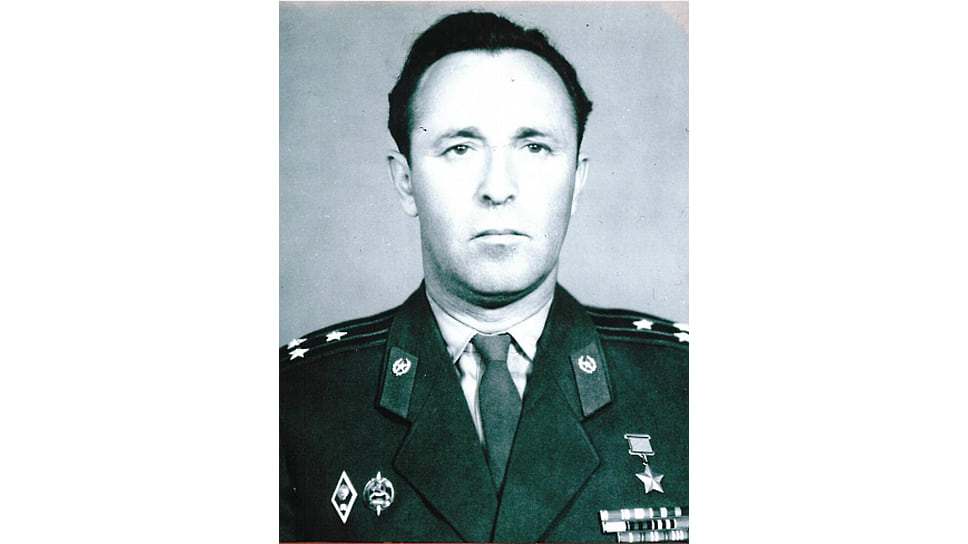 Сапожников Абрам Самуилович (1923–1998). Командир батареи 682-го артиллерийского полка 235-й стрелковой Витебской Краснознаменной дивизии. В 1945 году в районе поселка Гросс-Фридрихсдорф (ныне поселок Гастеллово Калининградской области) его батарея отразила пять вражеских контратак, подбила 2 танка, уничтожила 4 орудия. Звание Героя Советского Союза присвоено 19 апреля 1945 года
