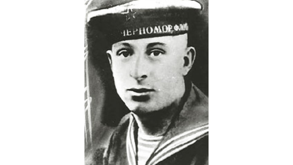 Шпак Кузьма Викторович (1918–1944). Заместитель командира отделения автоматчиков 384-го отдельного батальона морской пехоты. В 1944 году принимал участие в боевых действиях морской десантной группы под Николаевом. Погиб при выполнении боевой задачи. Звание Героя Советского Союза было присвоено посмертно 20 апреля 1945 года
