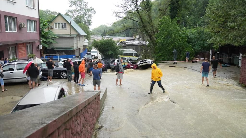 Мощный ливень обрушился на Сочи 9 июля. В городе выпало около 80 мм осадков. Потоками воды снесло 10 автомобилей на улице Ручей Видный
