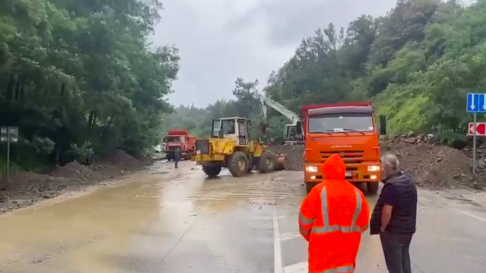 Участок дороги «Джубга- Сочи» в поселке Лермонтово закрыли из-за разлива воды
