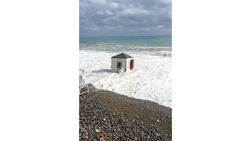 На набережной ФТ Сириус во время шторма в море унесло вышку спасателей
