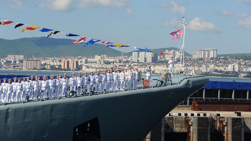 Командир Новороссийской военно-морской базы (НВМБ) контр-адмирал Виктор Кочемазов вместе с почетными гостями на борту командирского катера КСВ-67 совершил торжественный обход боевых кораблей Новороссийской военно-морской базы. Приветствовали командира экипажи надводных судов, в числе которых два больших десантных корабля «Петр Моргунов» и «Георгий Победоносец», малый ракетный корабль «Вышний Волочек», патрульные и пограничные сторожевые корабли, фрегат «Адмирал Эссен» и две большие подводные лодки «Старый Оскол» и «Колпино».
