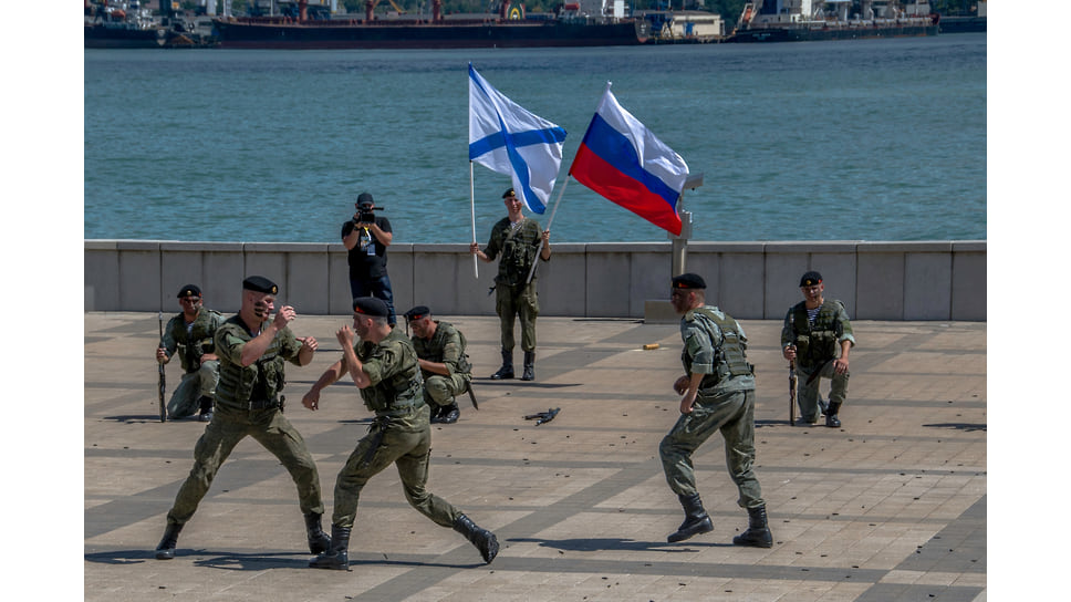 Моряки-десантники устроили показательные бои
