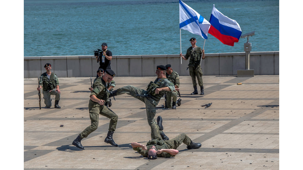 Моряки-десантники устроили показательные бои
