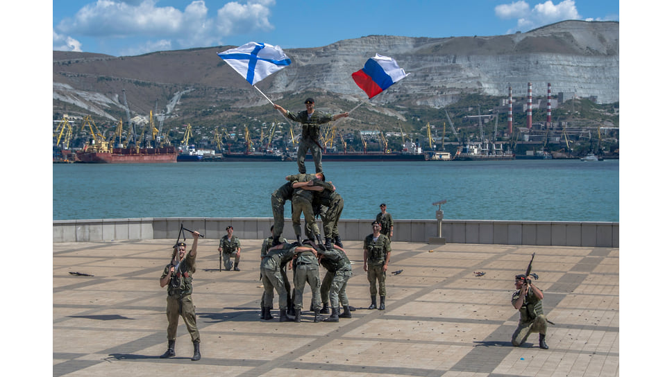 Моряки-десантники устроили показательные бои
