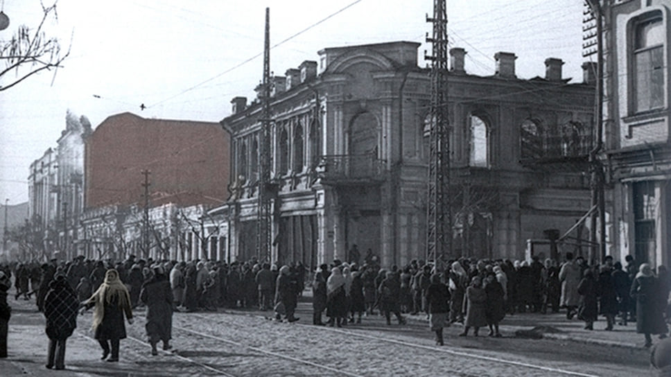 Красная армия освободила Краснодар от гитлеровских захватчиков. Жители освобожденного города на улице Красной, 12 февраля 1943 года
