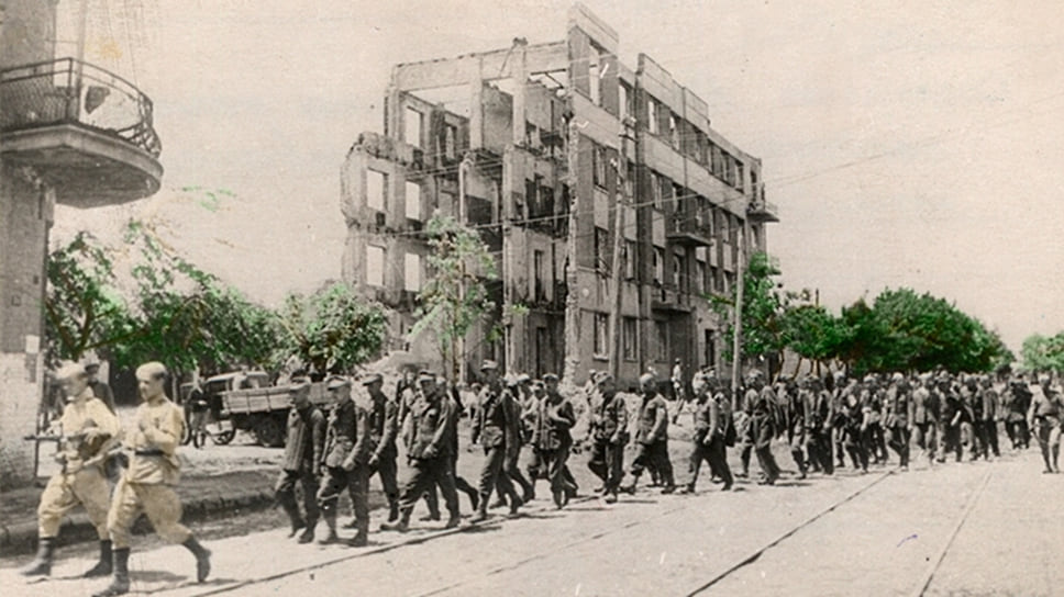 Колонна пленных немецких солдат и офицеров, Краснодар, 1943 год
