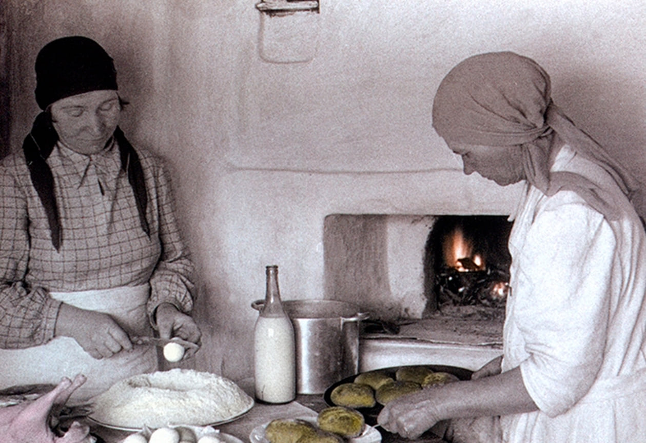 Жены фронтовиков выпекают хлеб для отправки воинам
