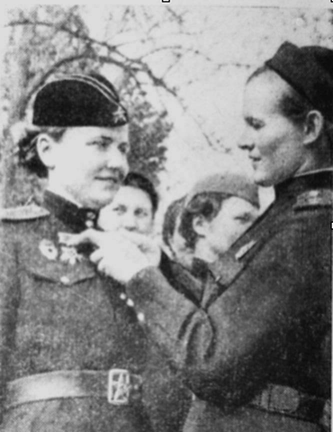 Командир 46-го Гвардейского Таманского авиаполка Евдокия Бершанская вручает боевые награды летчицам своего полка, Краснодар, 1943 год
