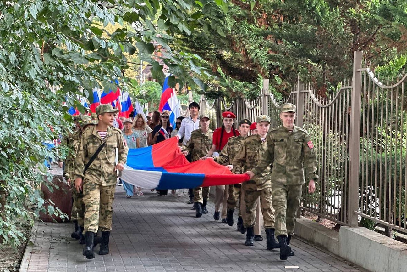 В Хостинском районе Сочи состоялся флешмоб, 170 человек пронесли триколоры по парку 50-летия Победы к памятному комплексу «Воинам-хостинцам, погибшим в годы Великой Отечественной войны»
