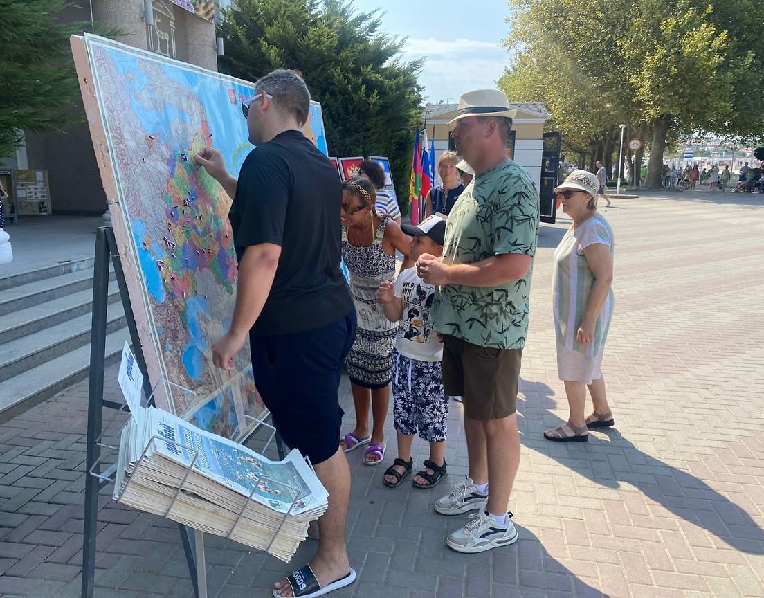 В Геленджике гости курорта смогли отметить на большой карте свои родные города
