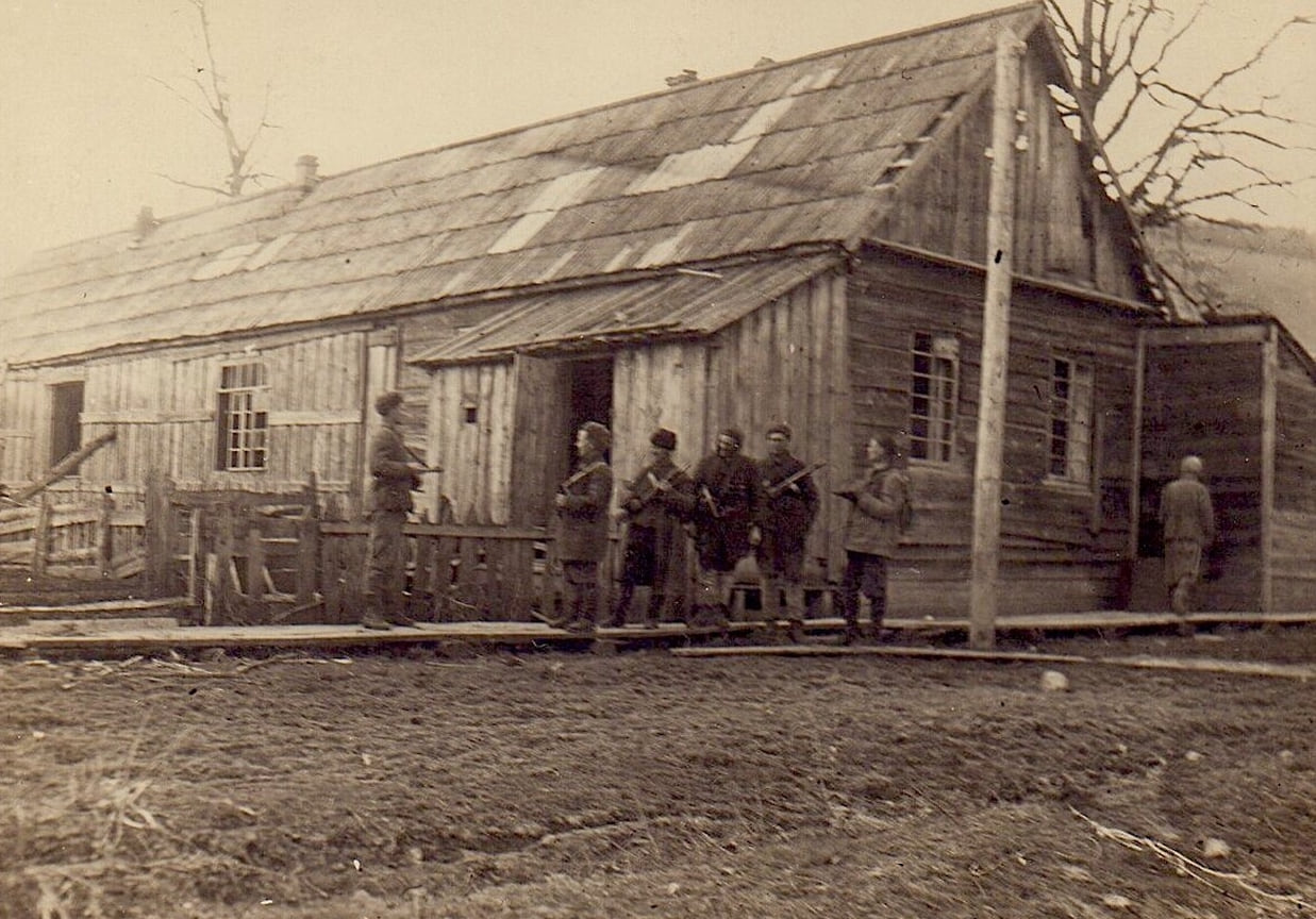 «Казарма фрицев». Бойцы Апшеронского партизанского отряда имени Николая Гастелло у здания, где жили немецкие солдаты
