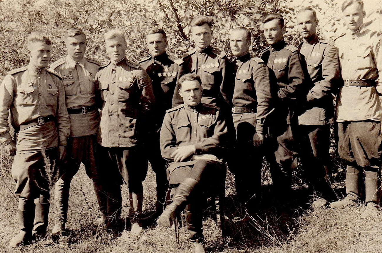 Группа летчиков ГСС, в центре сидит Андрей Маркелов. Краснодарский край, станица Варениковская, 1943 год