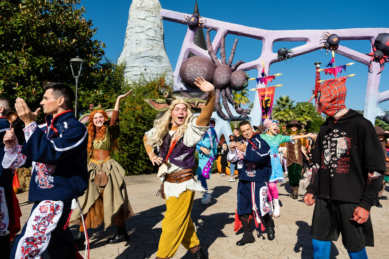 Большой музыкальный парад сказочных героев традиционно охватывает весь парк, и гости могут присоединиться к шествию
