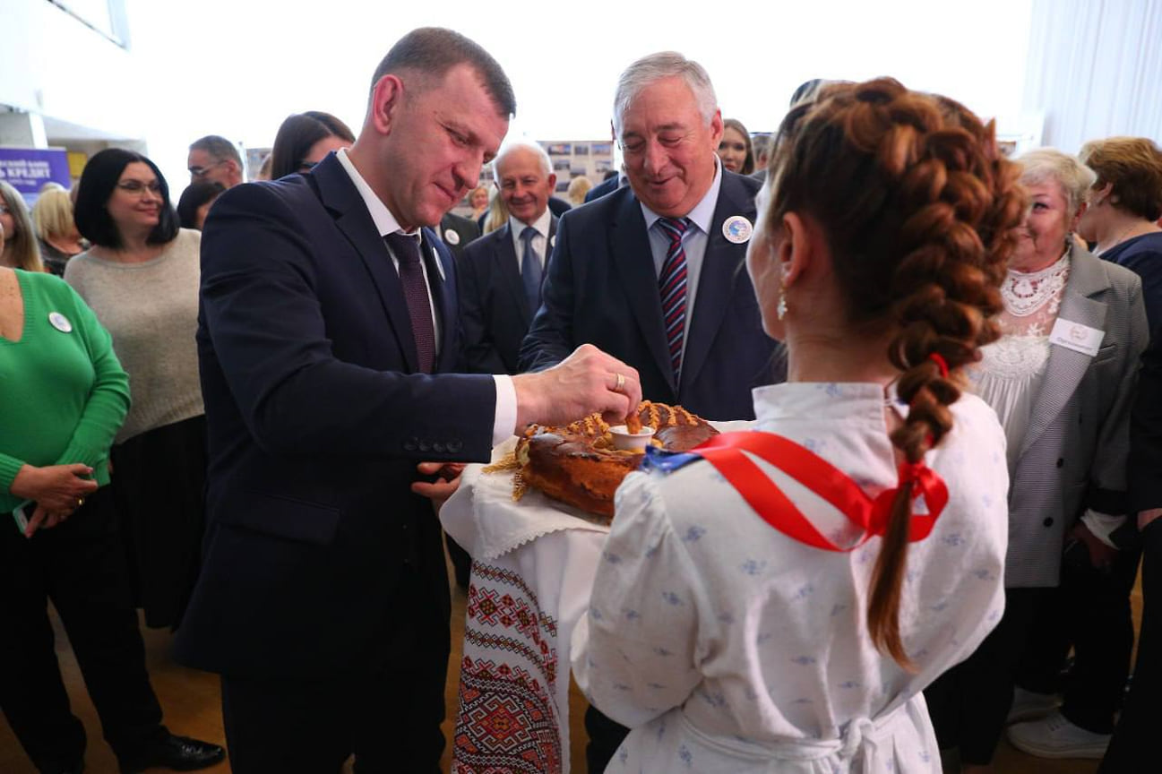 «Краснодар — город, в котором объединяются разные культуры, традиции и национальности. Именно благодаря нашему единству и взаимопониманию здесь процветает мир. Отмечая День народного единства, мы сохраняем и укрепляем эту единственную и неповторимую связь, которая объединяет нас всех»,— мэр города Евгений Наумов
