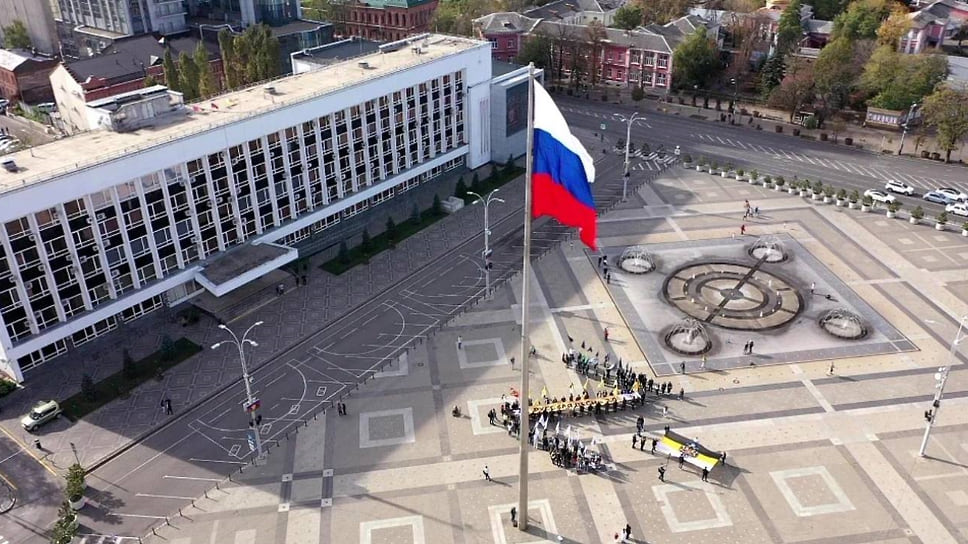 Более 100 краснодарцев выстроились в букву Z в День народного единства