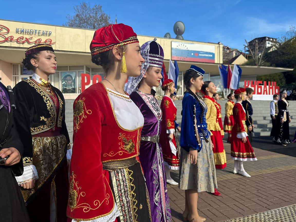 В микрорайоне Лазаревское в Сочи состоялось торжественное мероприятие «В единстве сила, дух и благо»
