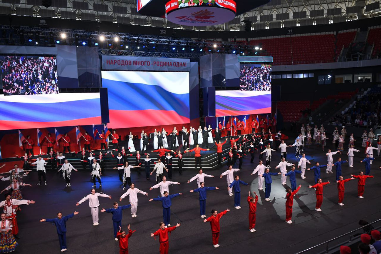 Краевую концертную программу организовали в спортивном комплексе «Баскет-Холл» в Краснодаре. В праздновании приняли участие представители муниципалитетов региона, национальных диаспор, общественных организаций и объединений
